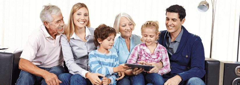 Família pais e avós com crianças tablet sofá