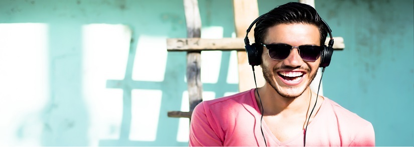 homem jovem oculos de sol headphones