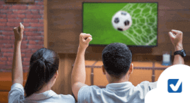 família assistindo futebol
