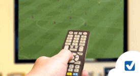 TV com controle e futebol