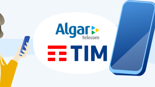 Mulher segurando celular, logos da Algar e da TIM