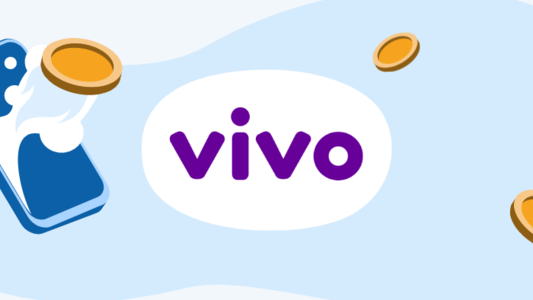 Logomarca da Vivo no centro com um fundo branco. Do lado esquerdo o desenho de um telefone com uma moeda saindo. Fundo azul.