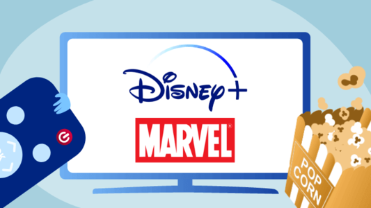 Homem com controle remoto e pipoca, assistindo a TV com Marvel no Disney Plus
