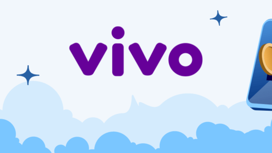 Logomarca da Vivo centralizada, do lado direito um desenho de um aparelho de celular com uma moeda entrando, simulando um mealheiro. Fundo azul e algumas margens simulando nuvens em tonz de azul diferentes.