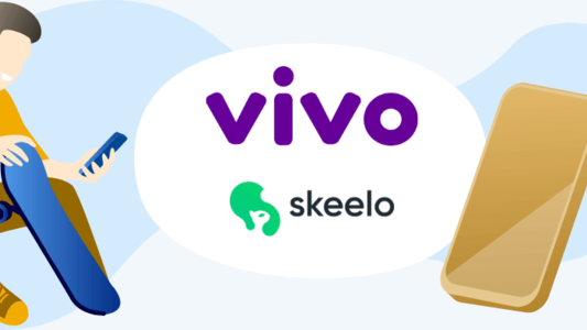 Logomarca da Vivo e do aplicativo Skeelo. Desenho de um menino sentado, segurando o celular em uma mão e o skate na outra. Do outro lado, um desenho de telefone celular. 