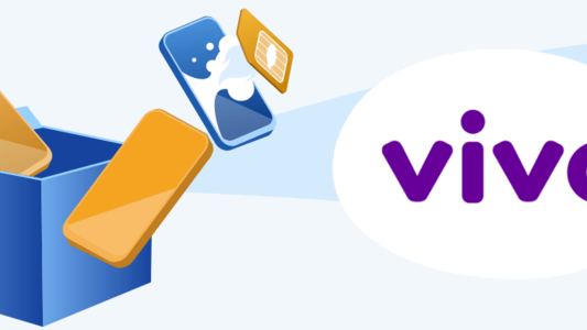 Logomarca da Vivo, um desenho de uma caixa de presente de onde saem três aparelhos de telefone celular, fundo em dois tons de azul