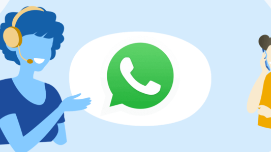 Do lado esquerdo o desenho de uma mulher com fones de ouvido, no centro o símbolo do WhatsApp com um fundo branco e do lado direito um homem falando ao celular. Fundo azul.